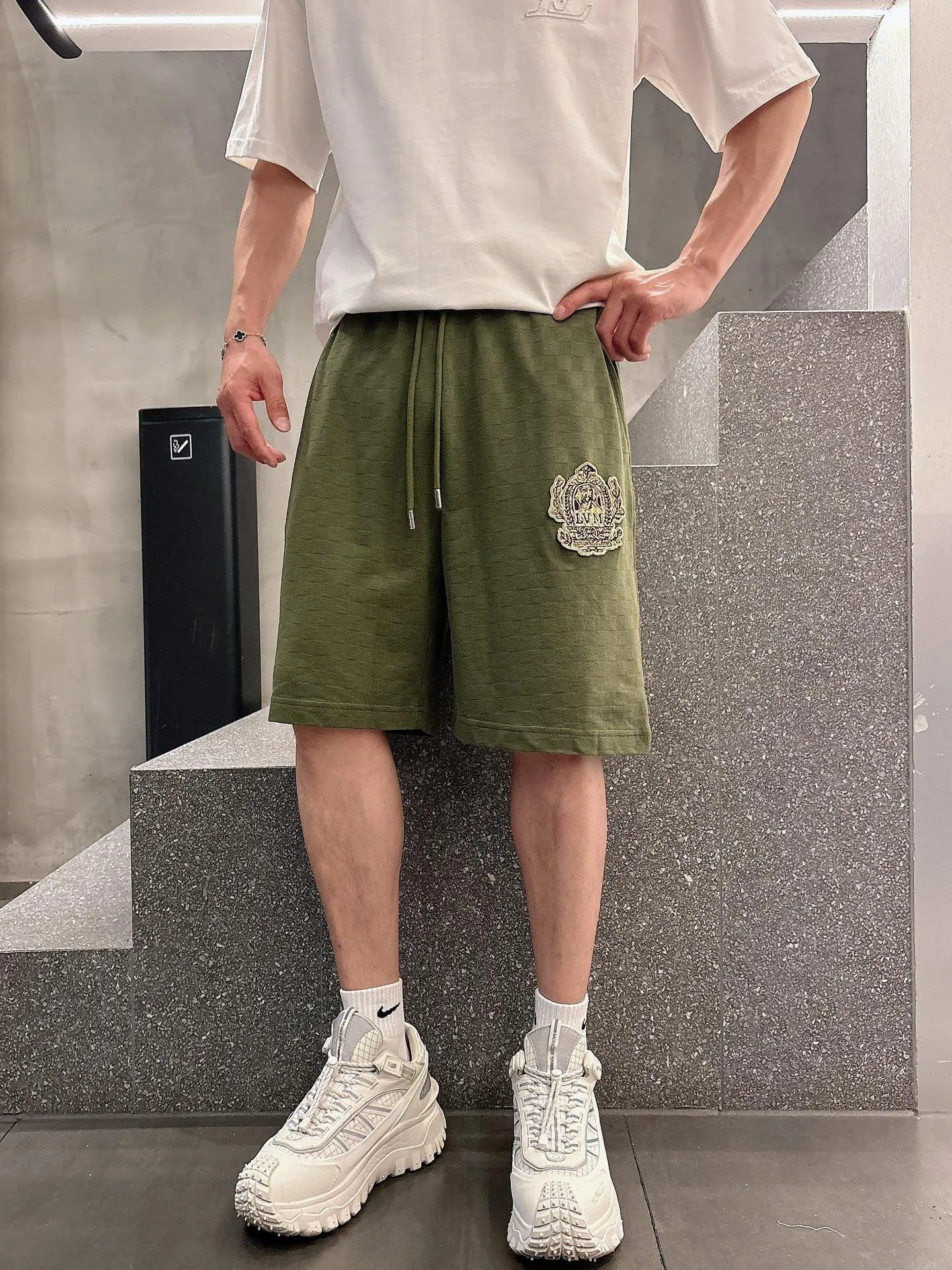 Louis Vuitton/Louis Vuitton embroidered badge checkerboard shorts